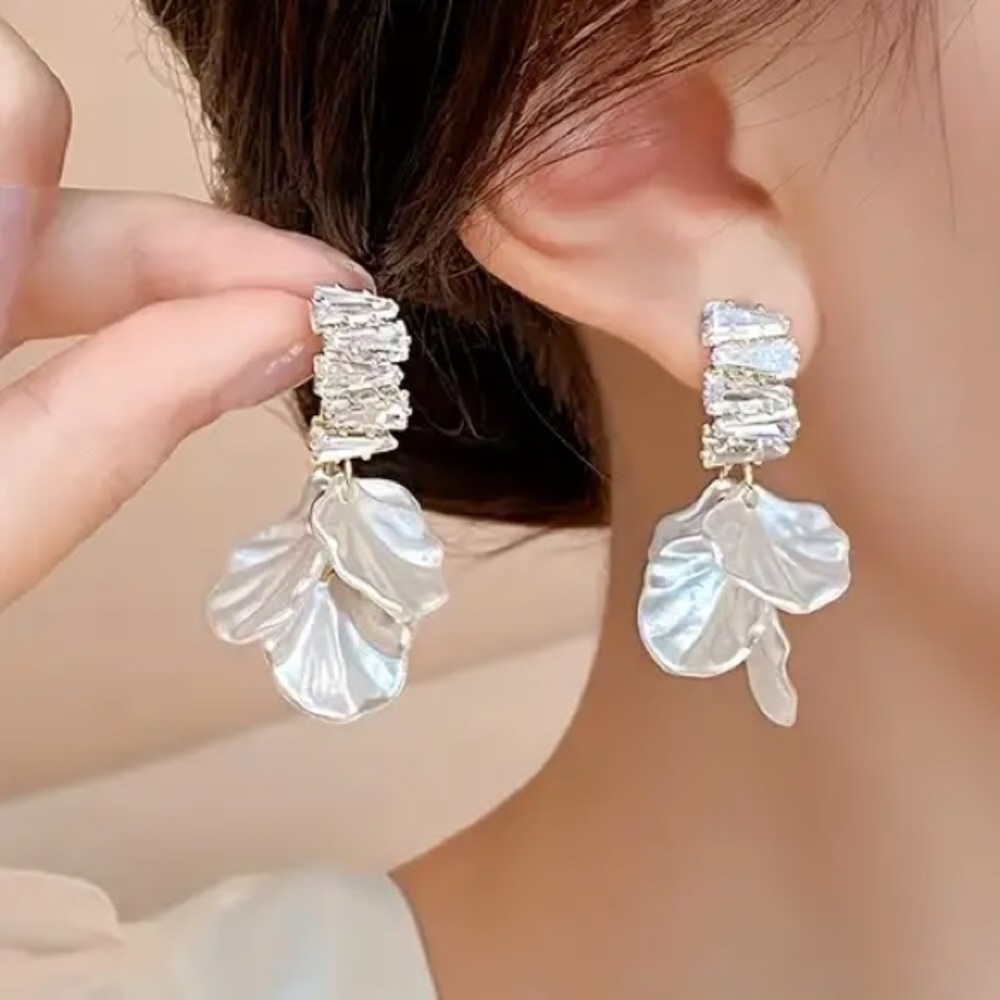 White Shell Pearl Flower Petals Drop Earrings (A18)